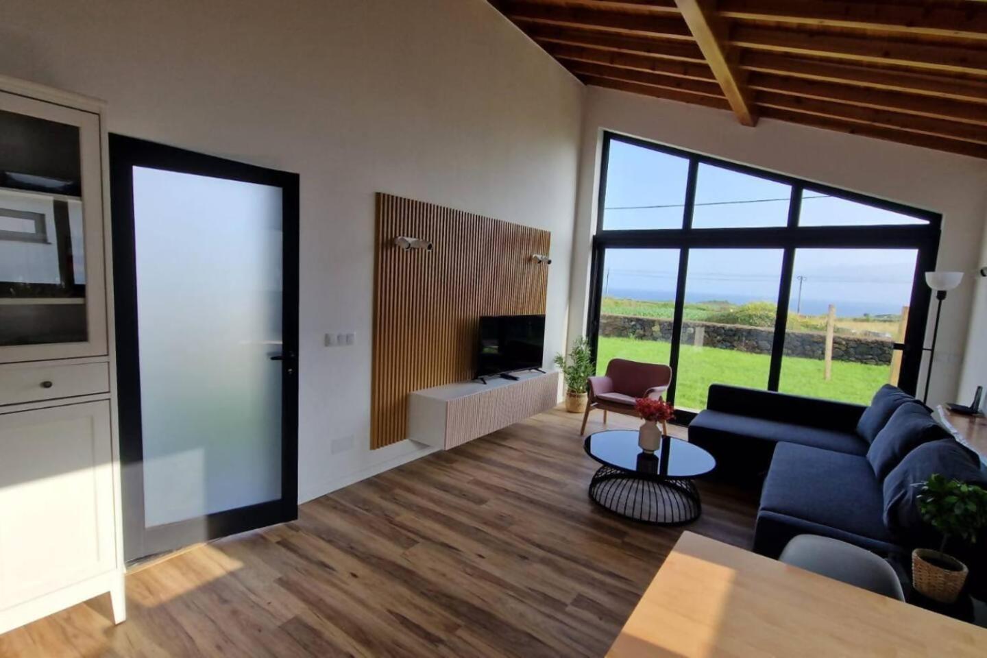 Photography House By Pontanegraazores * Altares